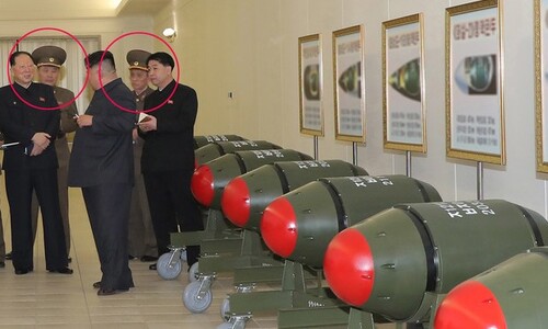 김정은, 실전용 핵탄두 ‘실물’ 공개했다…소형화·규격화 과시