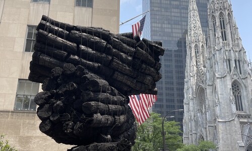 한국 예술가가 만든 숯덩이 탑, 뉴욕 도심에 메시지를 던지다