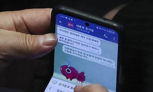 지난해 7월26일 오후 국회 본회의 대정부질문 도중 권성동 국민의힘 원내대표가 윤석열 대통령과 문자 대화를 하고 있다. 공동취재사진