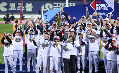 엘지 트윈스 선수들이 2023 KBO 한국시리즈를 제패한 뒤 기뻐하고 있다. 연합뉴스