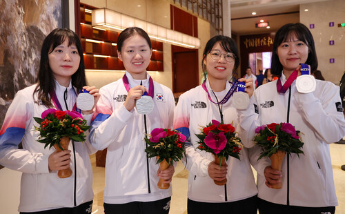 한국 여자바둑대표팀의 김채영(왼쪽부터), 오유진, 김은지, 최정이 3일 항저우아시안게임 바둑 여자단체전 은메달을 목에 걸고 기뻐하고 있다. 항저우/연합뉴스