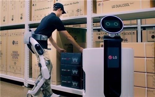 LG전자가 공개한 'LG 클로이 수트봇(LG CLOi SuitBot)'. 산업현장에서 활용할 수 있는 하체 근력 지원용 웨어러블 로봇으로 인간과 로봇의 협업이 본격화하고 있다. 연합뉴스