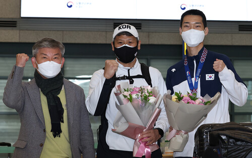 우상혁(오른쪽)이 22일 인천국제공항에서 임대기 대한육상연맹 회장(왼쪽)의 환영을 받고 있다. 가운데는 김도균 한국육상대표팀 코치. 영종도/연합뉴스