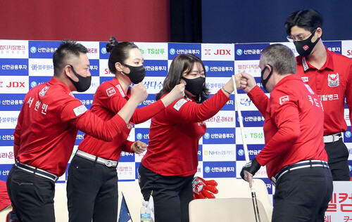 프레드릭 쿠드롱 등 웰컴저축은행 선수들이 21일 팀 단합을 과시하고 있다. PBA 제공