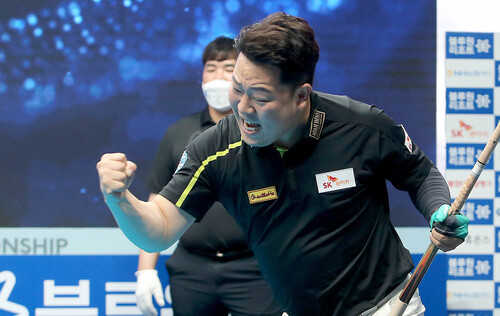 강동궁이 22일 새벽까지 열린 프로당구 피비에이(PBA) 개막전에서 우승한 뒤 기뻐하고 있다. PBA 제공