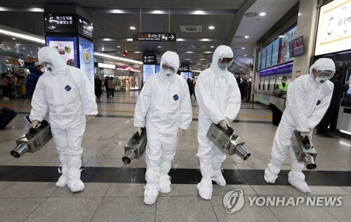22일 오후 광주광역시 서구 종합버스터미널 안 대형서점에서 쓰러진 20대 남성이 `신천지 대구교회 방문자'라고 밝혀 병원으로 옮겨진 뒤 방역작업이 진행되고 있다. 연합뉴스