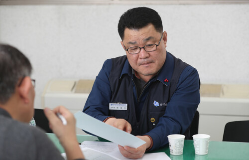 이상수 금속노조 현대차지부장(현대차 노조위원장)이 지난 20일 울산 현대차 노조 사무실에서 &lt;한겨레&gt;와 인터뷰를 하고 있다. 울산/박종식 기자 anaki@hani.co.kr