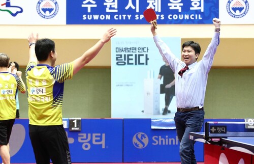 주심으로 나선 유승민 대한탁구협회 회장이 이철승과 자리를 바꿔 실전에서 1점을 따준 뒤 기뻐하고 있다. 월간탁구 안성호 기자 제공