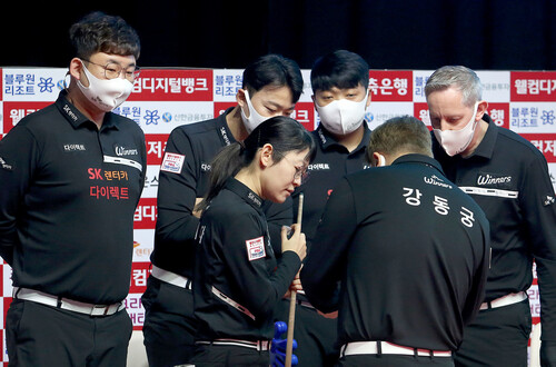프로당구 에스케이 렌터카 선수들이 작전을 짜고 있다. PBA 제공