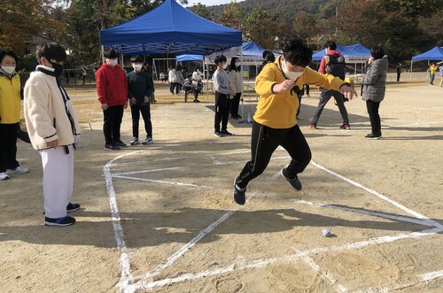충남 신창초등학교 학생들의 사방치기 전통문화 체험. 충남교육청 제공 충남 신창초등학교 학생들의 사방치기 전통문화 체험. 충남교육청 제공