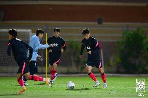 김학범 감독이 이끄는 23살 이하 축구대표팀에 합류한 백승호가 10일(현지시각) 이집트 카이로에서 공을 몰며 연습하고 있다. 연합뉴스