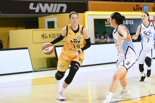 드리블하는 KB 박지수, WKBL 제공