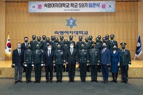 2월 26일(금) 숙명여대 백주년기념관 삼성컨벤션센터에서 열린 숙명여대 학군단 59기 임관식에서 서욱 국방부 장관, 강선영 항공작전사령관과 학군단 후보생 등 관계자들이 기념사진을 찍고 있다. 숙명여대 제공 2월 26일(금) 숙명여대 백주년기념관 삼성컨벤션센터에서 열린 숙명여대 학군단 59기 임관식에서 서욱 국방부 장관, 강선영 항공작전사령관과 학군단 후보생 등 관계자들이 기념사진을 찍고 있다. 숙명여대 제공