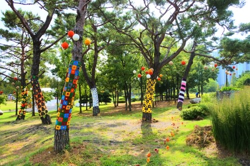 안산 화랑유원지에서 진행된 뜨개전시 '번짐'. 치유공간 이웃 제공=연합뉴스