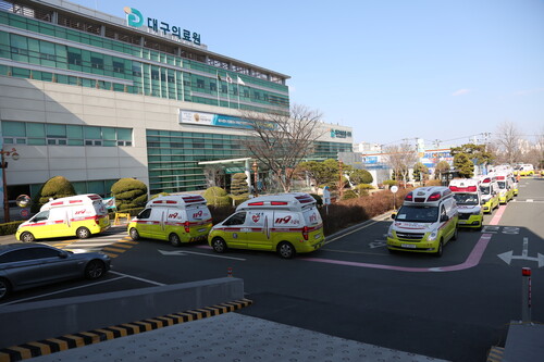 지난 4일 대구 서구 대구의료원 앞에 코로나19 확진자를 이송할 119구급차가 줄지어 서 있다. 김일우 기자 cooly@hani.co.kr