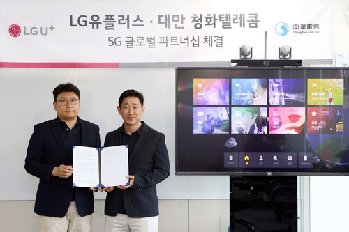 LG유플러스는 대만 최대 통신사인 청화텔레콤과 5G VR 콘텐츠 수출 계약을 맺었다고 11일 밝혔다. 사진은 서울 마곡사옥의 5G서비스그룹장 김준형 상무(오른쪽), AR/VR서비스담당 최윤호 상무와 대만 타이페이에 있는 청화텔레콤 명시천 모바일사업단장이 원격 화상회의를 열어 5G 수출 계약을 맺고 기념사진을 촬영하고 있는 모습. 엘지유플러스 제공.