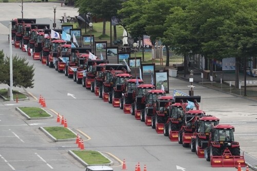 지난해 4월부터 경기도 파주 임진각 주차장에 세워져 있는 통일 트랙터. 연합뉴스