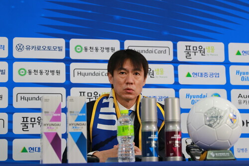 홍명보 감독이 7일 울산 현대 구단 회의실에서 온라인 취임 기자회견을 하고 있다. 울산 현대 제공