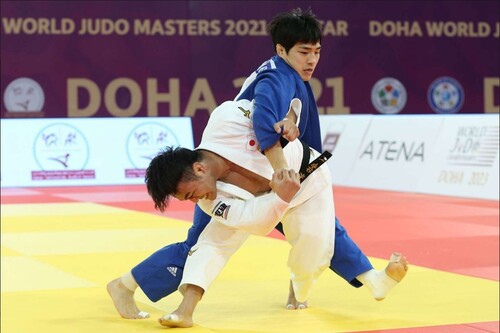 안창림이 13일(한국시각) 도하에서 일본의 하시모토 소이치와 대결하고 있다. 대한유도회 제공