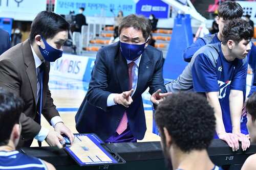 전창진 케이씨씨 감독. KBL 제공