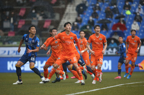 1일 울산 문수축구경기장에서 열린 K리그1 경기에서 울산 현대와 강원FC 선수들이 골문 앞에서 엉켜 있다. 한국프로축구연맹 제공