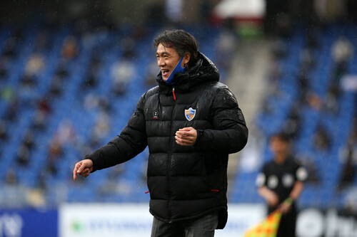 울산 현대의 홍명보 감독이 1일 강원FC와 경기에서 좋아하고 있다. 한국프로축구연맹 제공