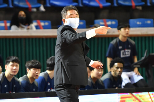 전창진 케이씨씨 감독. KBL 제공