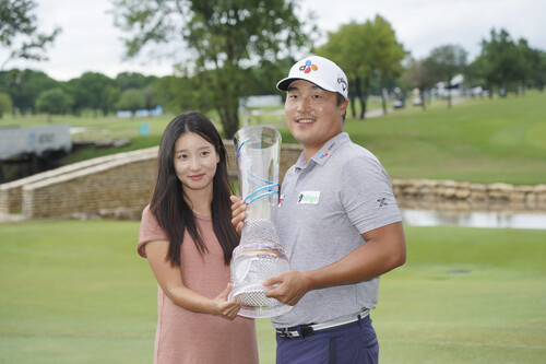 이경훈이 17일(한국시각) 미국프로골프(PGA) 투어 AT&amp;T 바이런 넬슨에서 우승한 뒤 아내와 기뻐하고 있다. 매키니/USA투데이스포츠 연합뉴스