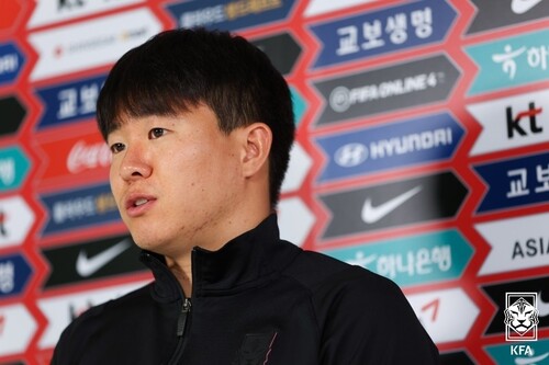 축구대표팀의 권창훈이 2일 파주 대표팀트레이닝센터에서 열린 팀 훈련에 앞서 비대면 인터뷰를 하고 있다. 연합뉴스