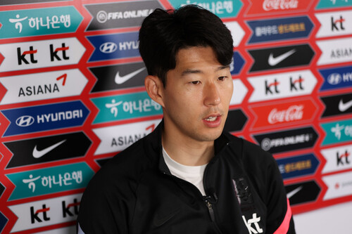 축구대표팀의 손흥민이 3일 파주 대표팀트레이닝센터에서 열린 비대면 기자회견에서 월드컵 아시아 2차 예선 각오를 밝히고 있다. 대한축구협회 제공