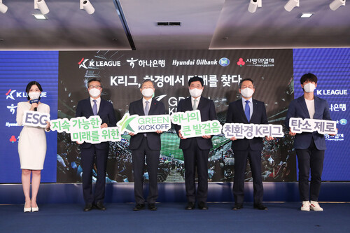 7일 서울 종로구 축구회관에서 열린 K리그 그린 킥오프 미디어행사에서 한국프로축구연맹 권오갑 총재(오른쪽에서 세번째)와 하나은행 박성호 은행장(오른쪽에서 두번째) 등이 기념촬영을 하고 있다. 한국프로축구연맹 제공