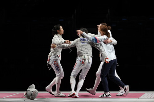 한국 여자 펜싱 사브르 대표팀의 김지연(왼쪽)이 31일 일본 마쿠하리 메세에서 열린 2020 도쿄올림픽 사브르 단체전에서 마지막 주자로 나와 이탈리아를 꺾은 뒤 동료와 기뻐하고 있다. 지바/연합뉴스