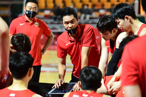 전희철 에스케이 감독과 선수들. KBL 제공