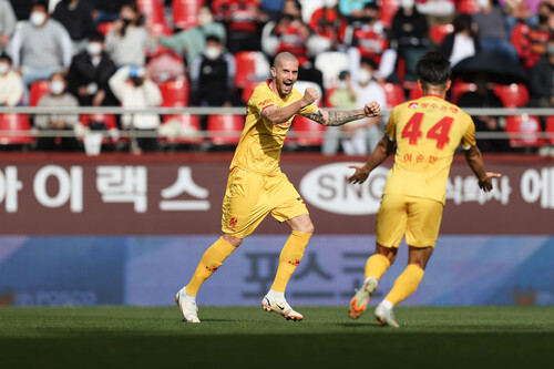 광주FC의 알렉스가 7일 포항스틸야드에서 열린 K리그1 파이널B 포항 스틸러스와 경기에서 골을 터트린 뒤 기뻐하고 있다. 한국프로축구연맹 제공