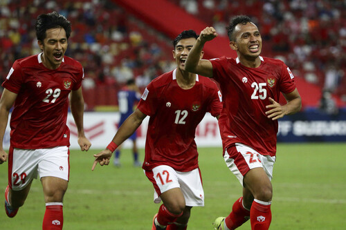 인도네시아 축구대표팀 선수들이 25일 열린 아세안축구연맹(AFF) 챔피언십 4강 2차전 싱가포르와 경기 연장전에서 득점한 뒤 좋아하고 있다. 싱가포르/AFP 연합뉴스