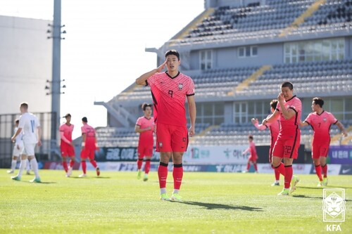 한국 축구대표팀의 조규성이 15일 아이슬란드 평가전에서 선제골을 넣은 뒤 거수경례를 하고 있다. 대한축구협회 제공