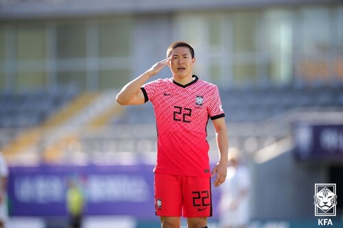 김천 상무에 갓 입대한 권창훈이 15일 아이슬란드 평가전에서 득점한 뒤 각이 잡힌 거수경례를 하고 있다. 대한축구협회