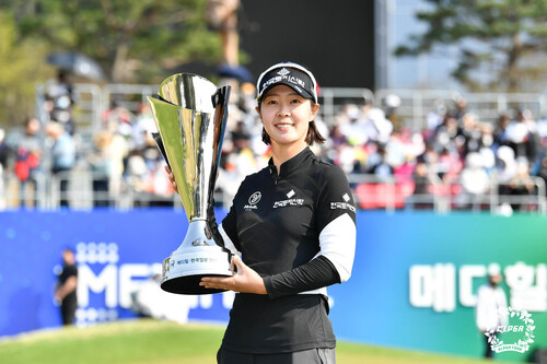 박지영이 17일 경기도 여주 페럼클럽에서 열린 한국여자프로골프(KLPGA) 투어 메디힐·한국일보 챔피언십에서 우승한 뒤 기뻐하고 있다. 연합뉴스