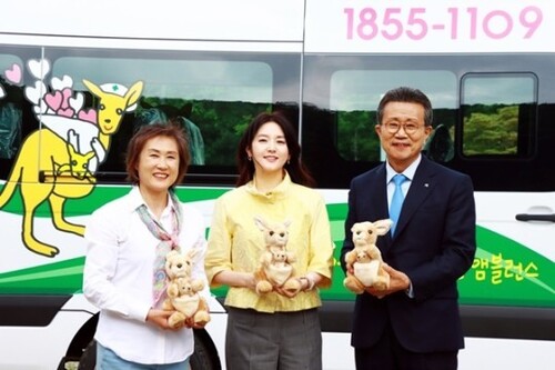가운데 부터 이영애 배우와 송길원 대표. 앰뷸런스 소원재단 제공