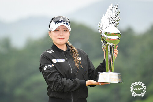 조아연이 24일 열린 호반 서울신문 클래식에서 우승한 뒤 트로피를 들고 있다. KLPGA 제공