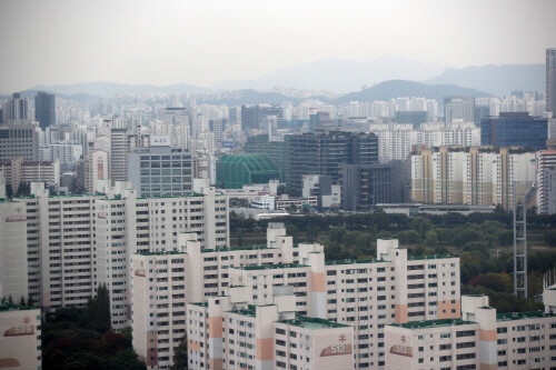 서울시는 9일 ‘도시·건축공동위원회’를 열어 ‘목동택지개발사업 지구단위계획구역 및 계획 결정안’을 수정 가결했다. 서울 목동 일대 아파트 단지 모습. 연합뉴스