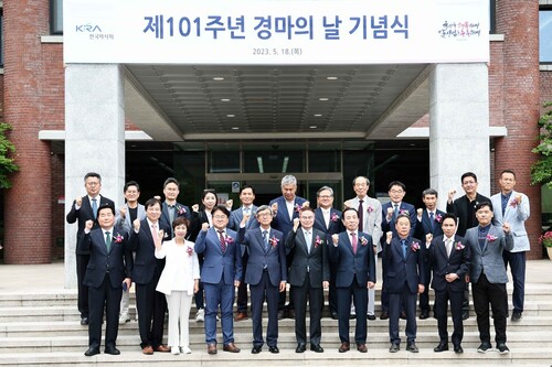 한국마사회(회장 정기환)가 18일 오전 경기도 과천시 본관 대강당에서 개최한 ‘제101회 경마의 날’ 행사가 끝난 뒤 참석자들이 기념사진을 찍고 있다.