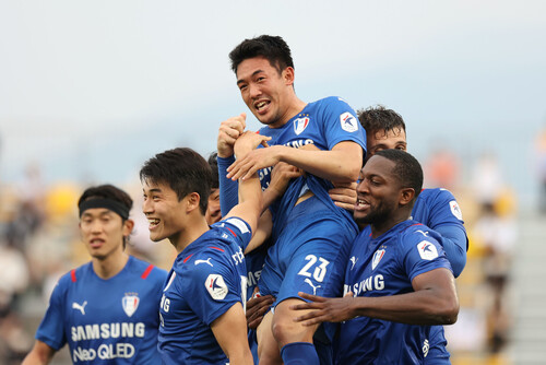 수원 삼성의 이기제가 23일 광주축구전용구장에서 열린 K리그1 광주FC와 경기에서 종료 직전 프리킥 결승골을 넣은 뒤 동료의 축하를 받고 있다. 한국프로축구연맹 제공