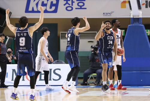케이씨씨(KCC)의 외국인 선수 타일러 데이비스가 10일 군산 월명체육관에서 열린 프로농구 전자랜드와 경기에서 승부를 가르는 슛을 성공시킨 뒤 기뻐하고 있다. KBL 제공