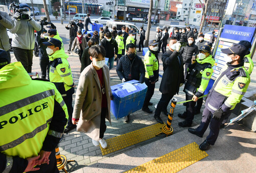 지난 17일 오전 대구시 공무원들이 행정조사를 하려고 대구 남구 대명10동 신천지 대구교회에 들어가고 있다. 대구시 제공