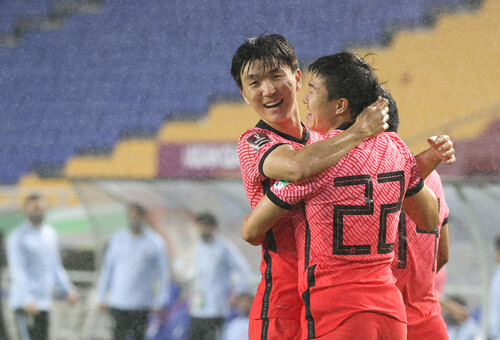 한국 축구대표팀의 권창훈(22번)이 7일 수원월드컵경기장에서 열린 2022 카타르월드컵 아시아 최종예선 2차전 레바논과의 경기에서 후반 결승골을 넣은 뒤 동료와 기뻐하고 있다. 수원/연합뉴스