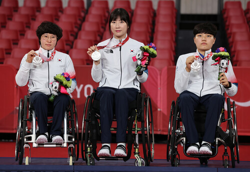 한국 여자대표팀의 이미규(왼쪽부터), 서수연, 윤지유가 2일 일본 도쿄 메트로폴리탄 체육관에서 열린 2020 도쿄패럴림픽 탁구 단체전(스포츠 1~3급 통합) 시상대에서 은메달을 들어보이고 있다. 도쿄/연합뉴스