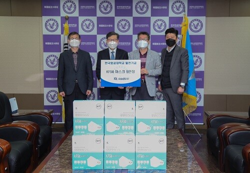 마스크 기증식에 참석한 한국항공대 이강웅 총장(사진 왼쪽에서 두 번째)과 제이디엘메디컬 정동렬 부회장(왼쪽에서 세 번째). 한국항공대 제공