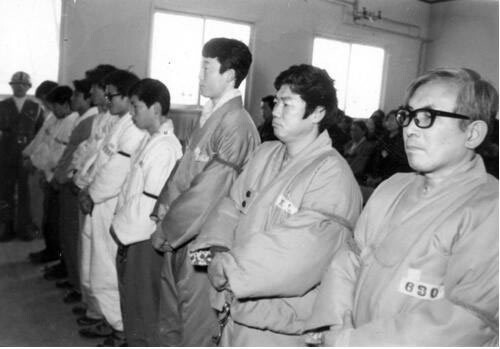 장준하 선생(맨 오른쪽)이 1974년 1월 긴급조치 1호를 위반했다는 죄목으로 구속돼 백기완 선생(오른쪽 둘째) 등과 함께 재판을 받고 있다. 장준하기념사업회 제공