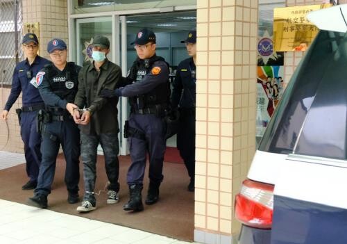 밀출국 시도 외국인(가운데)을 타오위안 지검으로 이송하는 공항경찰. 대만 연합보 캡처=연합뉴스